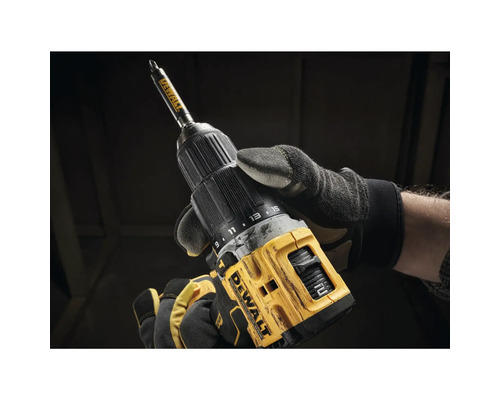 Vŕtací stroj s vrtákom v ruke