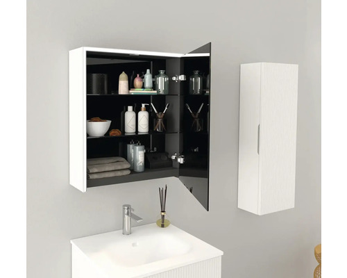 Kúpeľňa s umývadlom, zrkadlovou skrinkou a závesnou skrinkou