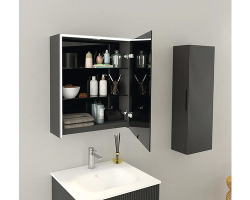 Kúpeľňa so zrkadlovou skrinkou, umývadlom a vysokou skriňou pre usporiadané a svetlé prostredie.