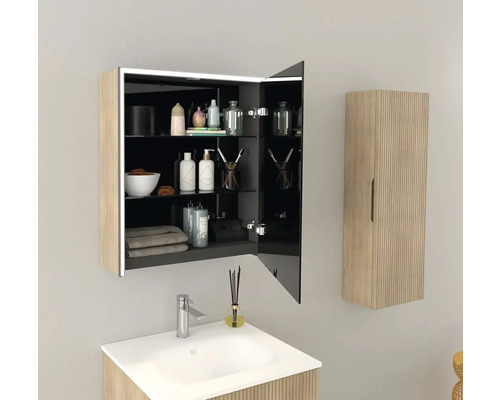 Kúpeľňa s umývadlom, zrkadlová skrinka s otvorenými dverami a vysoká skrinka vo vzhľade dreva.