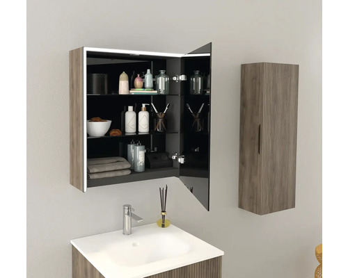 Kúpeľňa s umývadlom, zrkadlová skrinka s osvetlením a otvorenými dverami a závesná skrinka