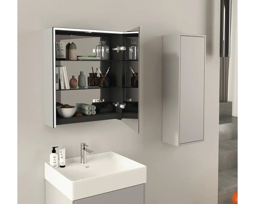 Moderná kúpeľňa s umývadlom, zrkadlovou skrinkou a vysokou skrinkou pre ďalší úložný priestor