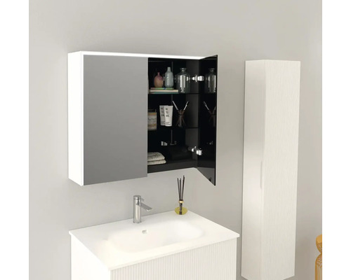 Pohľad na kúpeľňu so zrkadlovou skrinkou, umývadlovou skrinkou a vysokou skrinkou