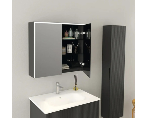 Moderná kúpeľňová zostava s umývadlom, zrkadlovou skrinkou a vysokou skriňou