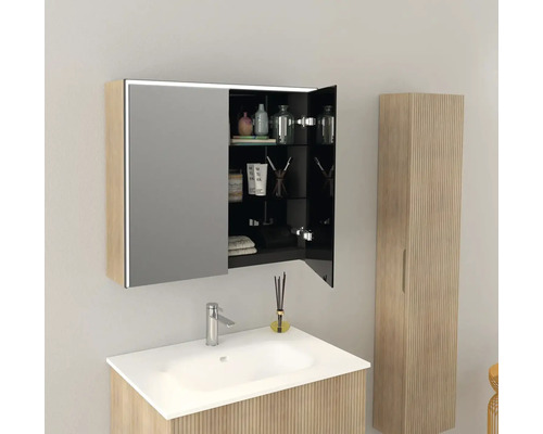 Kúpeľňa s umývadlom, zrkadlovou skrinkou a vysokou skrinkou