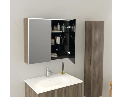 Kúpeľňa s umývadlom, zrkadlovou skrinkou a vysokou skrinkou