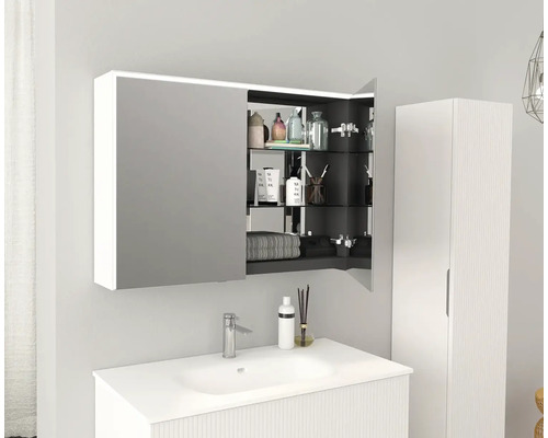 Kúpeľňová scéna so zrkadlovou skrinkou, skrinkou pod umývadlo a vysokou skriňou