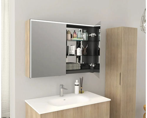 Kúpeľňa so zrkadlovou skrinkou, skrinkou pod umývadlo a vysokou skrinkou vo svetlom drevenom dekore