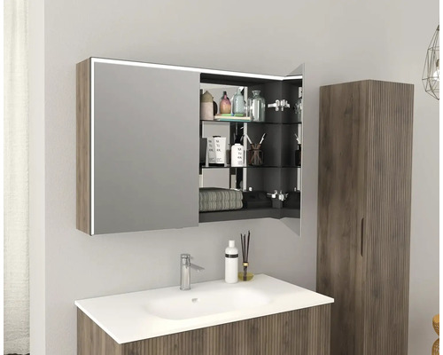 Moderná kúpeľňa s umývadlom, zrkadlová skrinka s osvetlením a vysoká skrinka