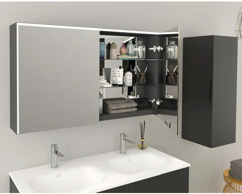 Kúpeľňa s umývadlom, zrkadlovou skrinkou a vysokou skrinkou