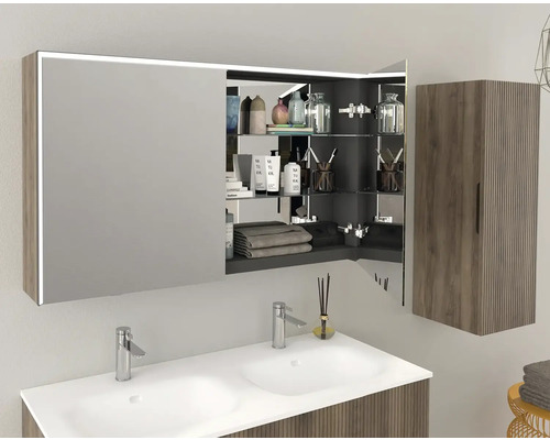 Kúpeľňa s umývadlom, zrkadlová skrinka s osvetlením a závesná skrinka na uskladnenie