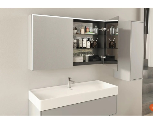 Kúpeľňa s umývadlom, skrinkou pod umývadlo a zrkadlovou skrinkou s osvetlením