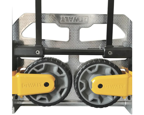 Detailný pohľad na rudlu DeWalt s kolieskami a kovovou doskou