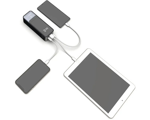 Powerbanka súčasne nabíja dva mobilné telefóny a tablet
