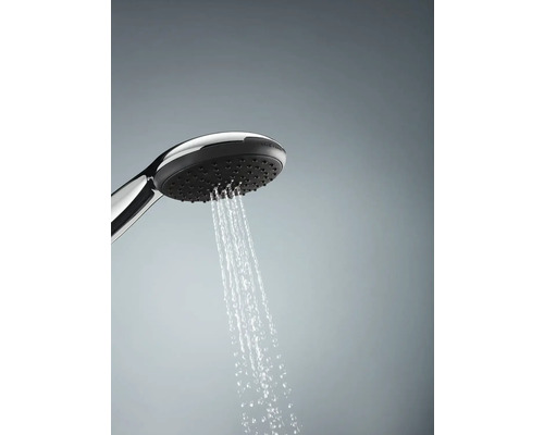 Ručná sprcha s tečúcou vodou