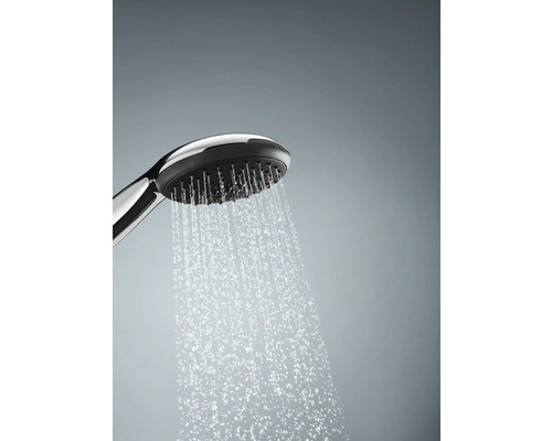 Ručná sprcha s tečúcou vodou