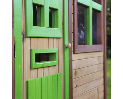 Detailný pohľad na domček na hranie s dverami a oknom