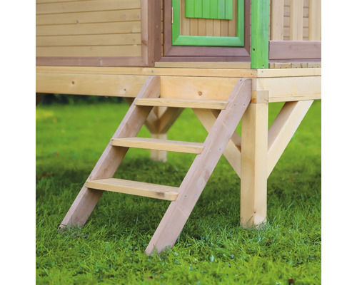 Drevené schody domčeka na hranie v záhrade