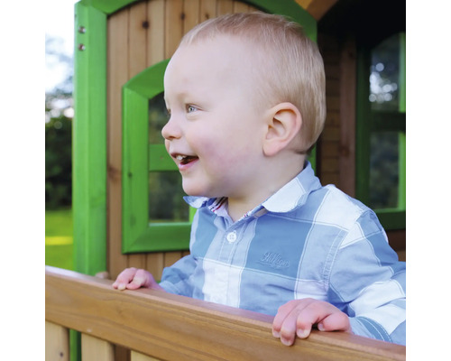 Usmievajúce sa dieťa v domčeku na hranie