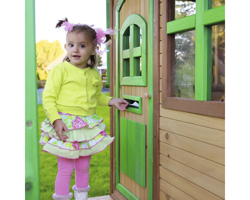 Dievča vkladá list do poštovej schránky na hracom domčeku