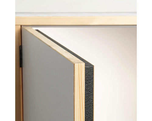 Detail skriňových dverí s dreveným rámom a izoláciou