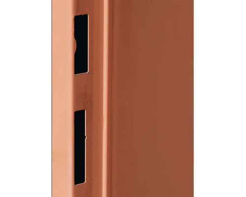 Detail kovového regálu s upevňovacími otvormi