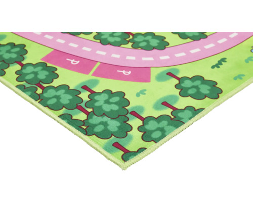 Hrací koberec s cestným vzorom a stromami