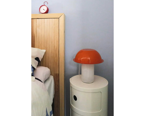 Spálňa s nočným stolíkom, lampou a budíkom