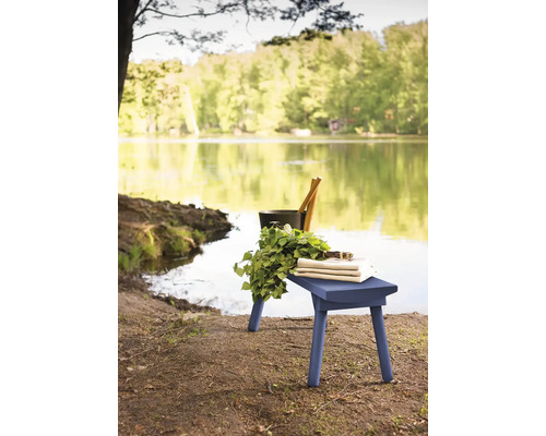 Scéna so stoličkou, brezovou vetvou, vedrom a naberačkou pri jazere