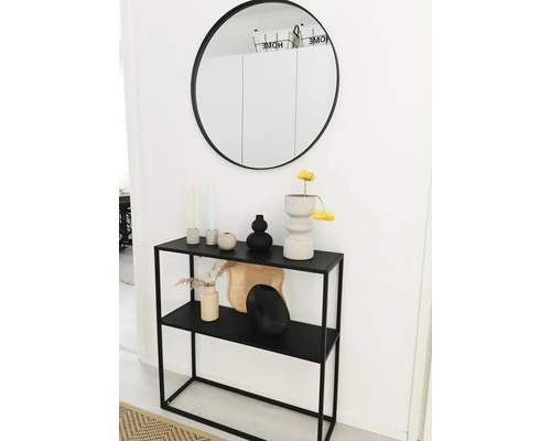 Konzola s dvoma policami s dekoráciou a okrúhlym zrkadlom na stene