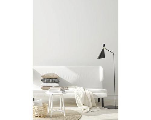 Svetlá obývacia izba s pohovkou, stolom, lampou a dekoratívnymi textíliami