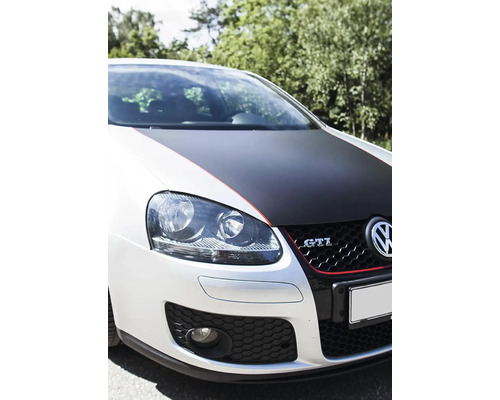 Detailný pohľad na biely Volkswagen GTI s čiernou kapotou