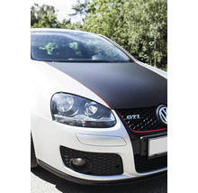 Pohľad spredu na upravený Volkswagen GTI s tmavou kapotou