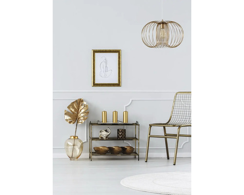 Dekoratívna scéna interiéru s regálom, stoličkou, lampou a nástennou maľbou