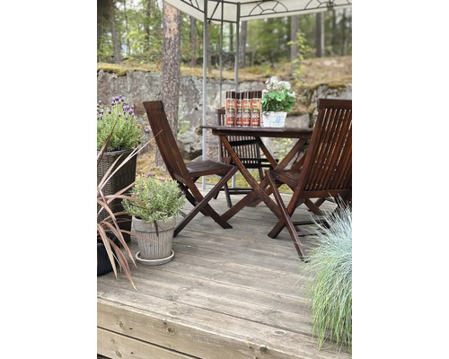 Drevená terasa so stolom, stoličkami a lazúrou na ochranu dreva