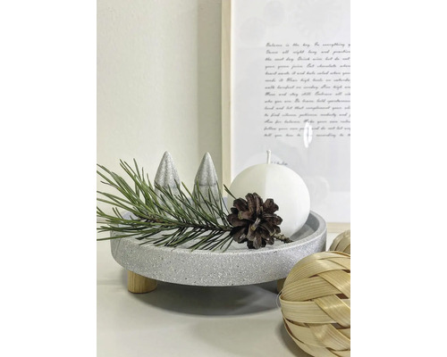 Dekoračný podnos s ozdobnými stromčekmi, jedľovou vetvou, šiškou a guľovou sviečkou