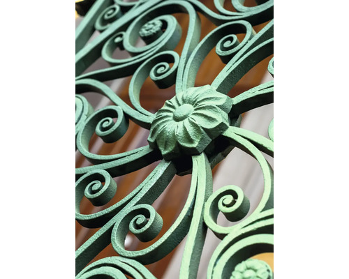 Detail zdobeného kovového zábradlia s kvetinovým motívom