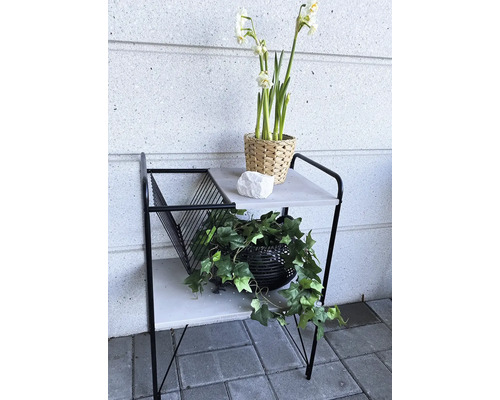 Dekoratívny príručný stolík s dvoma policami, kvetinovou výzdobou a zbierkou časopisov do interiéru.