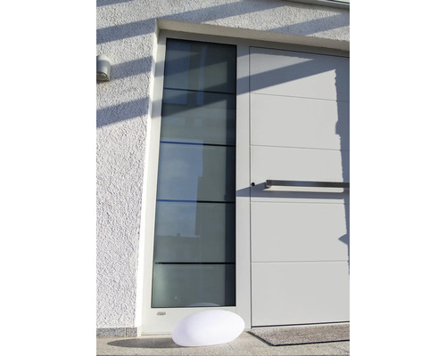 Moderné vchodové dvere so skleneným prvkom a osvetlením