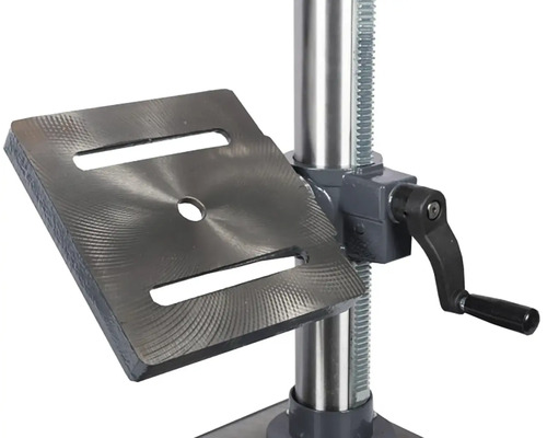 Časť vŕtačky s kovovým stolom, kľukou a stĺpom