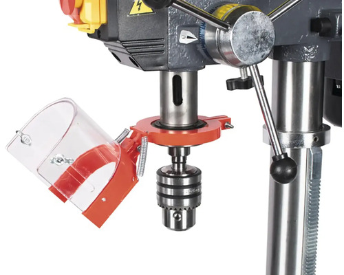 Detail stĺpovej vŕtačky so skľučovadlom a ochranným zariadením.