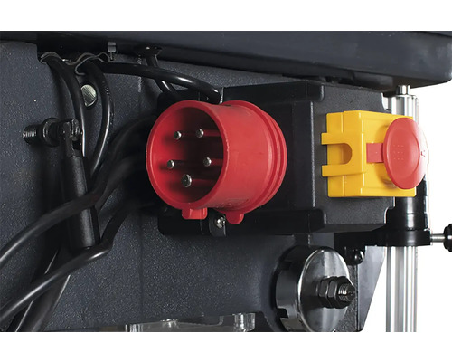 Detail vŕtačky so zástrčkou a ovládacím panelom