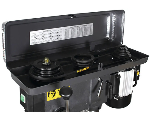 Detailný záber stĺpovej vŕtačky s otvoreným krytom a remeňovým pohonom