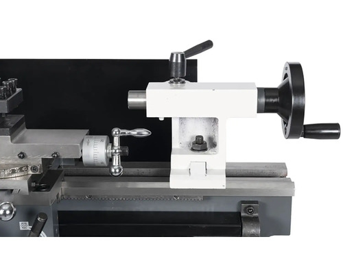 Detail sústruhu s ovládacími prvkami