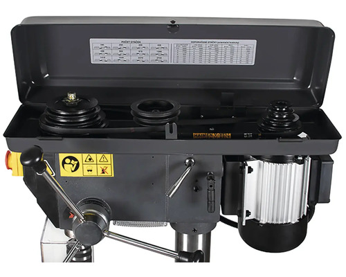 Detailný pohľad na vŕtačku so stĺpom s otvoreným remeňovým krytom