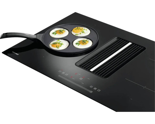 Čierna indukčná varná doska s integrovaným odsávačom pár a volskými okami na panvici
