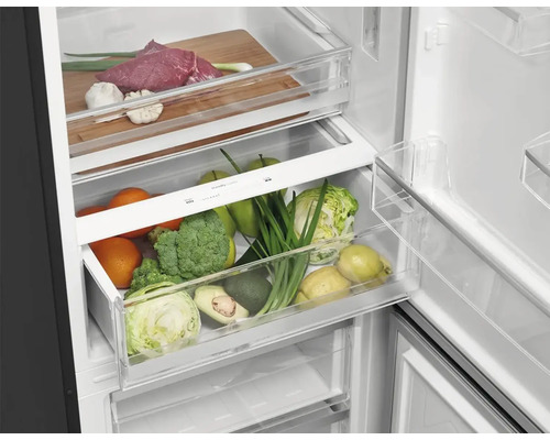 Vnútro chladničky s potravinami v priehradkách