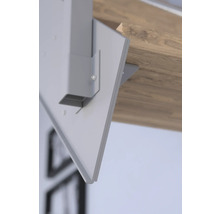 Detailný pohľad na držiak namontovaný na drevenej doske