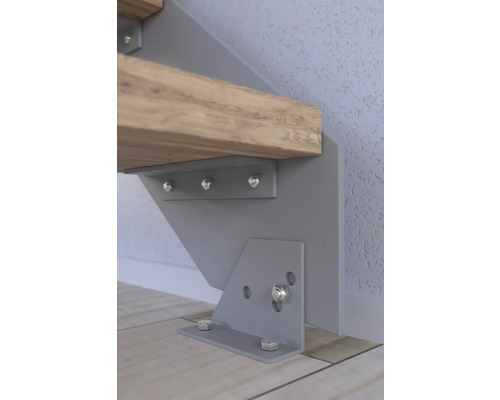 Detailný pohľad na upevnenie schodiska s dreveným stupňom a kovovými prvkami pre bezpečnú montáž na stenu.