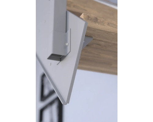 Detailný pohľad na nábytkový prvok s upevnením k drevenej doske